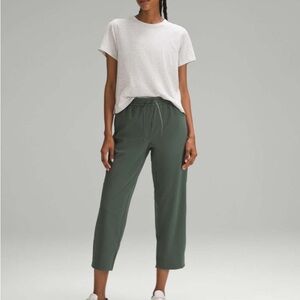 Lululemon Tapered Leg Mid Rise Crop Size Small in Dark Forest